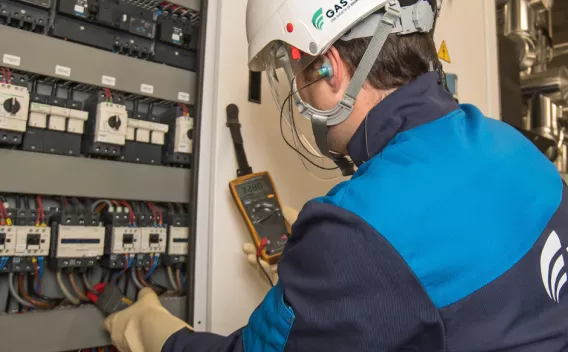 Travailleur de Gastier vérifiant les fils électriques