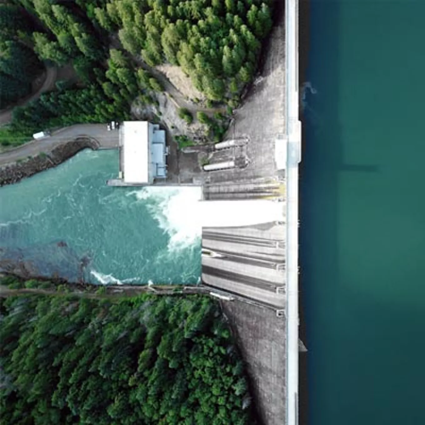eau sortant du barrage
