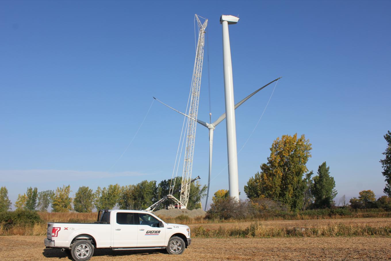camion devant une éolienne