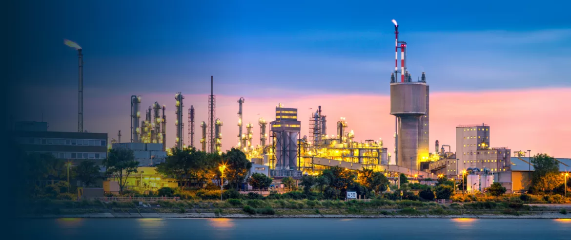 usine industrielle au crépuscule
