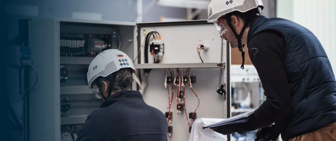 ouvriers en préfabrication électrique