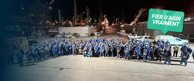 grand groupe de travailleurs de la construction la nuit