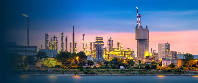 usine industrielle au crépuscule