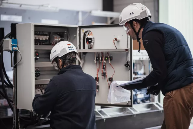 ouvriers en préfabrication électrique