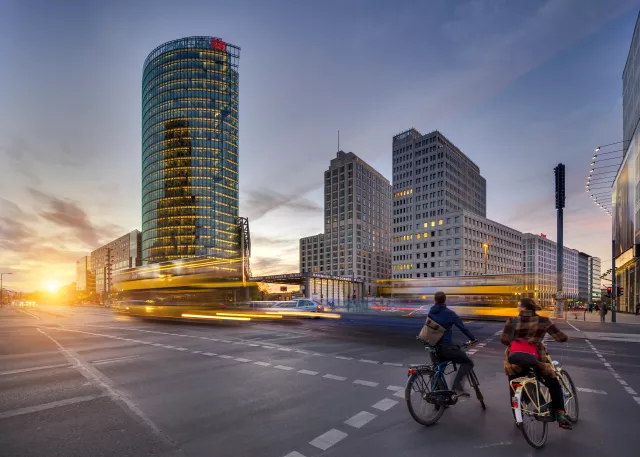 cyclistes devant un bâtiment commercial au crépuscule