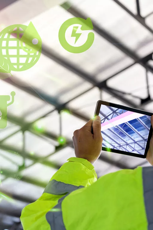 ouvrier du bâtiment regardant les graphiques d'une tablette